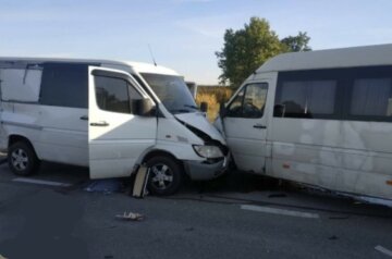 Масштабна аварія з пасажирським мікроавтобусом на українській трасі: кадри з місця ДТП
