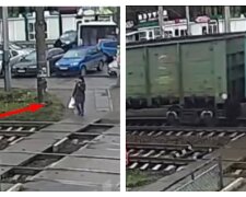 "Товарняк" сбил женщину на переезде: момент попал на видео: "К сожалению, без шансов"