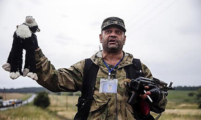 Росіянин одягнув свою сім'ю в одяг жертв МН17: фото безумства вражають