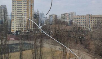 "Рядом играют дети": в Киеве открыли огонь по многоэтажке, кадры с места