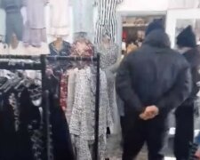 "Вы мешаете работать!": украинка выгнала полицейских из магазина во время проверки