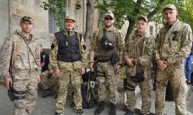 "Служили ради будущего детей": отряд полицейских вернулся после боев на Донбассе, трогательные кадры