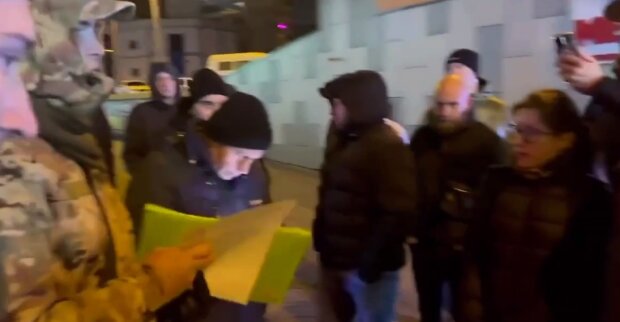 «Донати на ЗСУ» готівкою у скриньку: у Києві спалахнув скандал, відео та деталі поліції