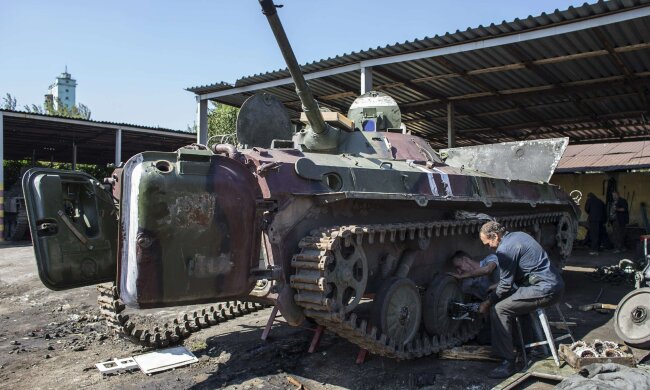 Боевики "ДНР" построили военную базу прямо возле школы, фото: жизнь сотен детей под угрозой