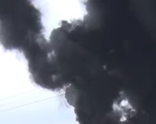 Поднимается черный столб дыма: новый мощный пожар полыхает в рф, пригнали пожарный поезд