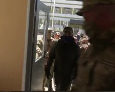У масці та камуфляжі: Зеленський негайно покинув отруєний гаром Київ, кадри поспіху