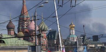 Потужні вибухи пролунали біля Кремля, відео: "Дим та іскри в небі"