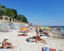 Гроб оставил на пирсе: на пляже Одессы мужчина устроил прощание с родственницей, отдыхающие возмущены