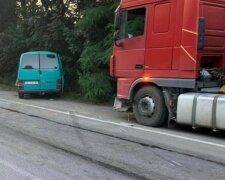 Автобус с детьми врезался сразу в две фуры: кадры аварии на Винничине