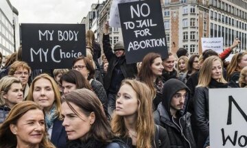 Прем’єр Польщі відхрестилася від планів заборонити аборти