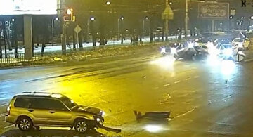 Водитель устроил масштабную аварию в Днепре, видео: разорвался от удара