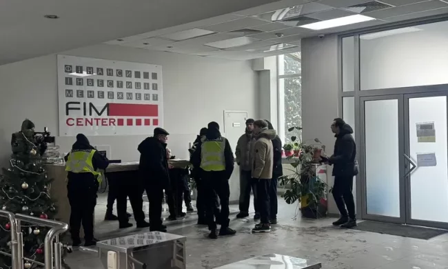 У Києві викрили масштабний шахрайський кол-центр із сотнями іноземців: ЗМІ повідомили про  напад на журналістів