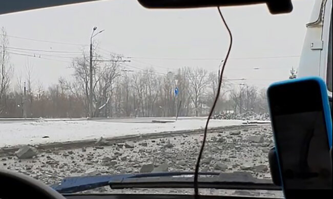 В Днепре образовалась большая пробка: дорога заблокирована камнями