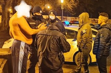 Вооруженный мужчина наделал шума на Приморском бульваре: кадры из Одессы