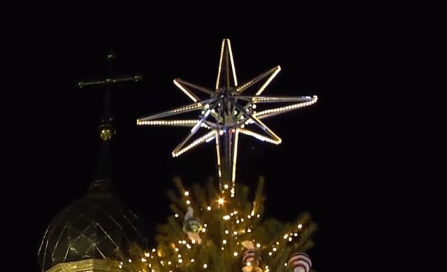 У Києві закінчили наряджати головну ялинку столиці: як виглядає новорічна красуня, фото