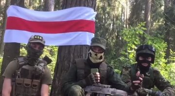 Силовики Лукашенка затримали в лісі підлітків, відео: "знайшли українську символіку"