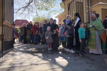 "На проводы аукнется": толпы одесситов пришли в храмы с букетами в разгар карантина, видео