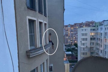 "В шаге от трагедии": одессит решил спрыгнуть с 10 этажа на глазах у публики, кадры с места