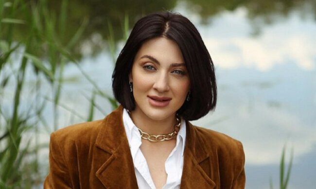 Дружина Сергія Бабкіна Сніжана полонила виглядом у мереживній блузі: "Дуже класно"