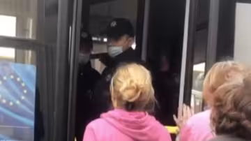 "Немає грошей - нехай ходить пішки": харків'янку виштовхали з тролейбуса, відео