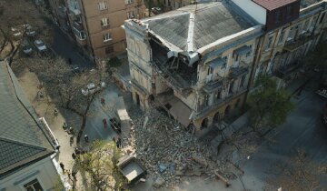 Багатоповерховий будинок обвалився в центрі Одеси, з'їхалися рятувальники: кадри НП