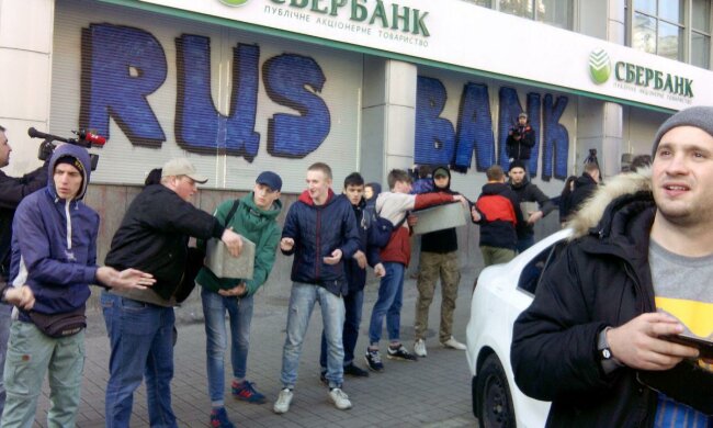 Замуровані співробітники “Сбербанку” поскаржилися в поліцію