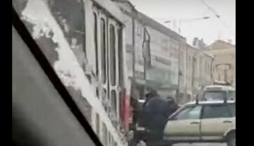 НП сталася на трамвайних рейках у Харкові, кадри: "транспорт зупинився"