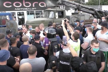 Протестующие возле "Барабашово" развернули палатки, бунт набирает обороты: известно о пострадавших, фото