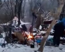 Бездомные разбили палаточный лагерь возле одесского пляжа: видео