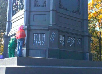 Киевские вандалы украсили памятник Владимиру свастиками (фото)