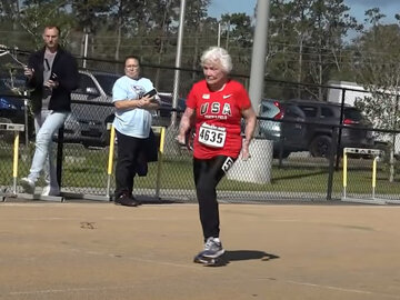 105-летняя спортсменка установила невероятный рекорд, видео: самая быстрая бегунья мира