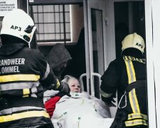 Пожар в доме престарелых: в Киеве срочно эвакуировали десятки пожилых людей, кадры с места