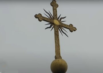 У Києві вітер зірвав 50-кілограмовий хрест з Софійського собору, відео: "Розбився на частини"