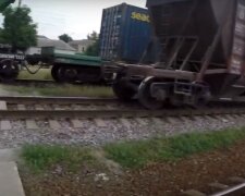 Под Харьковом товарный поезд сбил мужчину, детали трагедии: "переходил дорогу в..."