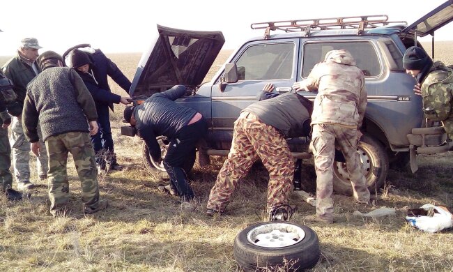 "Пробитые  шины и разбросанные стволы": охотники устроили беспредел в парке на Одесчине, фото