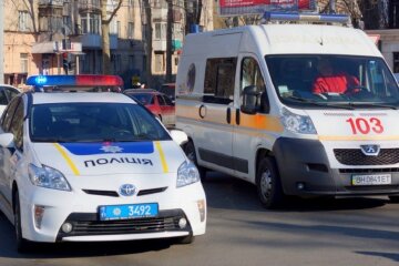 Техногенная катастрофа в центре Киева, авто уходят под землю: кадры разрушительного ЧП