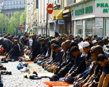 Шведського мусульманина звільнили за відмову потискати руку жінкам