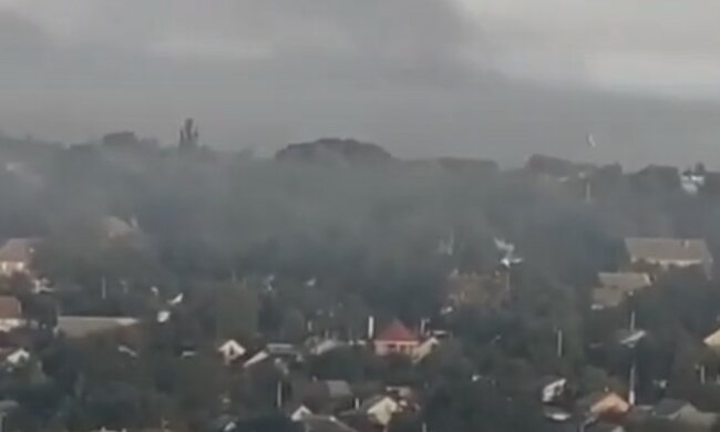 Небо над Дніпром огорнуло густим димом, кадри лиха: "Гігантська хмара..."