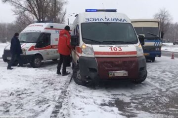 Трагедия произошла с мужчиной возле больницы под Днепром: "Прямо в канализационном люке..."