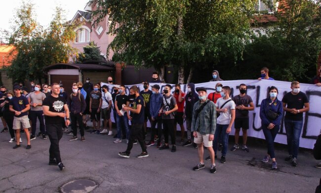 В Днепре Нацкорпус нагрянул к Геннадию Гуфману: «В депутатском кресле не нужен»