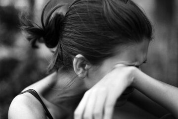 Девушка плачет