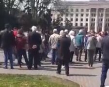 В Одесі розлючений натовп накинувся на чоловіка через українську мову: відео божевілля на 2 травня