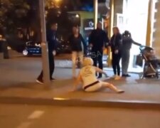 В Одесі господиню собаки побив неадекватний батько, відео: "підбігла до дитини"