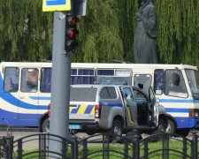 Захоплення автобуса із заручниками в Луцьку, з'явилися фото і вимоги: "Зеленський і Порошенко повинні..."