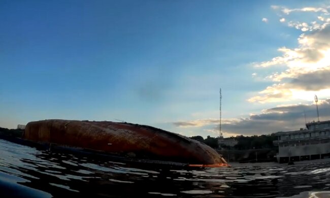 Новое ЧП с танкером "Делфи" у берегов Одессы: экологи показали масштабы, видео