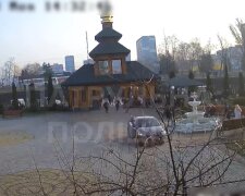 Возле церкви в Днепре полиция открыла стрельбу по авто: появилось видео с места