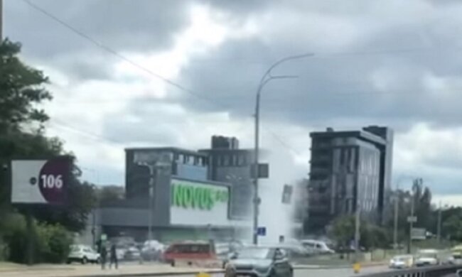 Величезний гейзер вдарив з-під землі в центрі Києва, відео: "Прямо Ісландія"