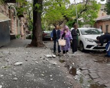 Житловий будинок руйнується в центрі Одеси, камені летять на всі боки: поруч школа і не тільки