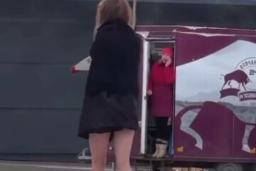 Девушка в одном полотенце шла в мороз по Харькову, видео: горожане опешили