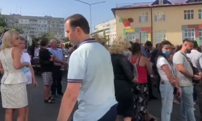 "Вже 2 години чекаємо Зеленського": десятки харків'ян під палючим сонцем "вишукують" президента, кадри